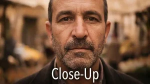 צילום קרוב המדגים שימוש בזווית Close-Up בקולנוע